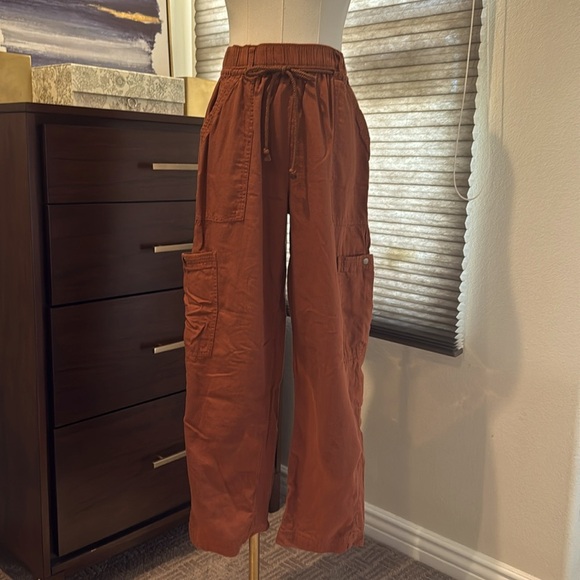 Woman's Melrose and Market Barrel Leg Utility Pants in Rust Sequoia. Size xs - Picture 4 of 8